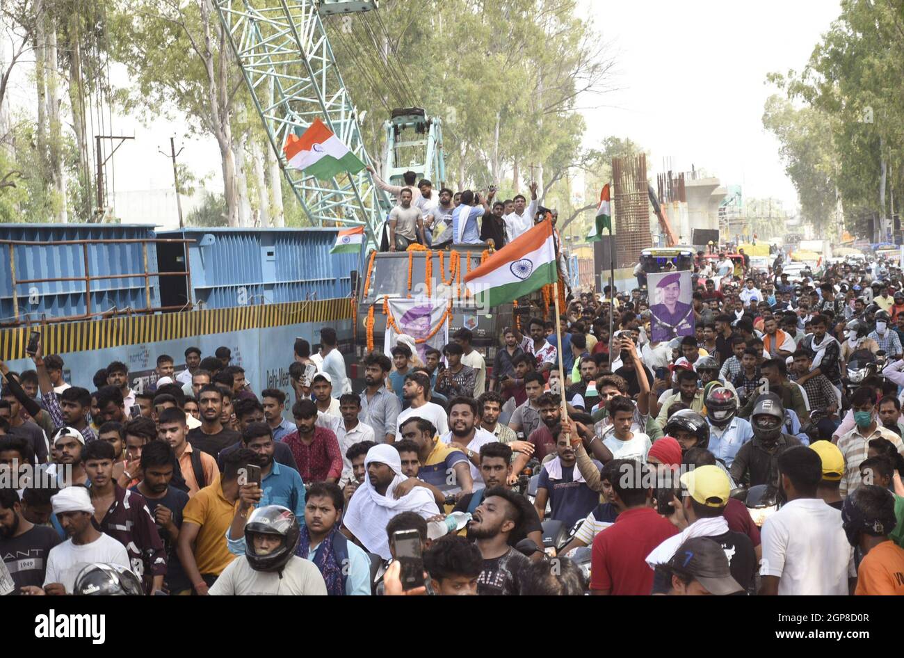 GHAZIABAD, INDIA - 28 SETTEMBRE: Migliaia di abitanti del villaggio partecipano alla processione funeraria del soldato indiano dell'esercito Amrish Tyagi a Hisali Village, Murad Nagar il 28 settembre 2021 a Ghaziabad, India. Il 23 ottobre 2005, mentre tornava da Siachen, quattro giawan, tra cui Amrish Tyagi, caddero in una valle ad Harsheel, Uttarakhand. Tre di loro sono stati trovati morti. Il corpo di Amrish Tyagi non è stato trovato. Sedici anni dopo l'incidente, due giorni fa, un corpo fu visto come la neve si sciolse. È stato identificato dai vestiti e da alcuni documenti su di esso. (Foto di Sakib Ali/Hindustan Times/Sipa USA) Foto Stock