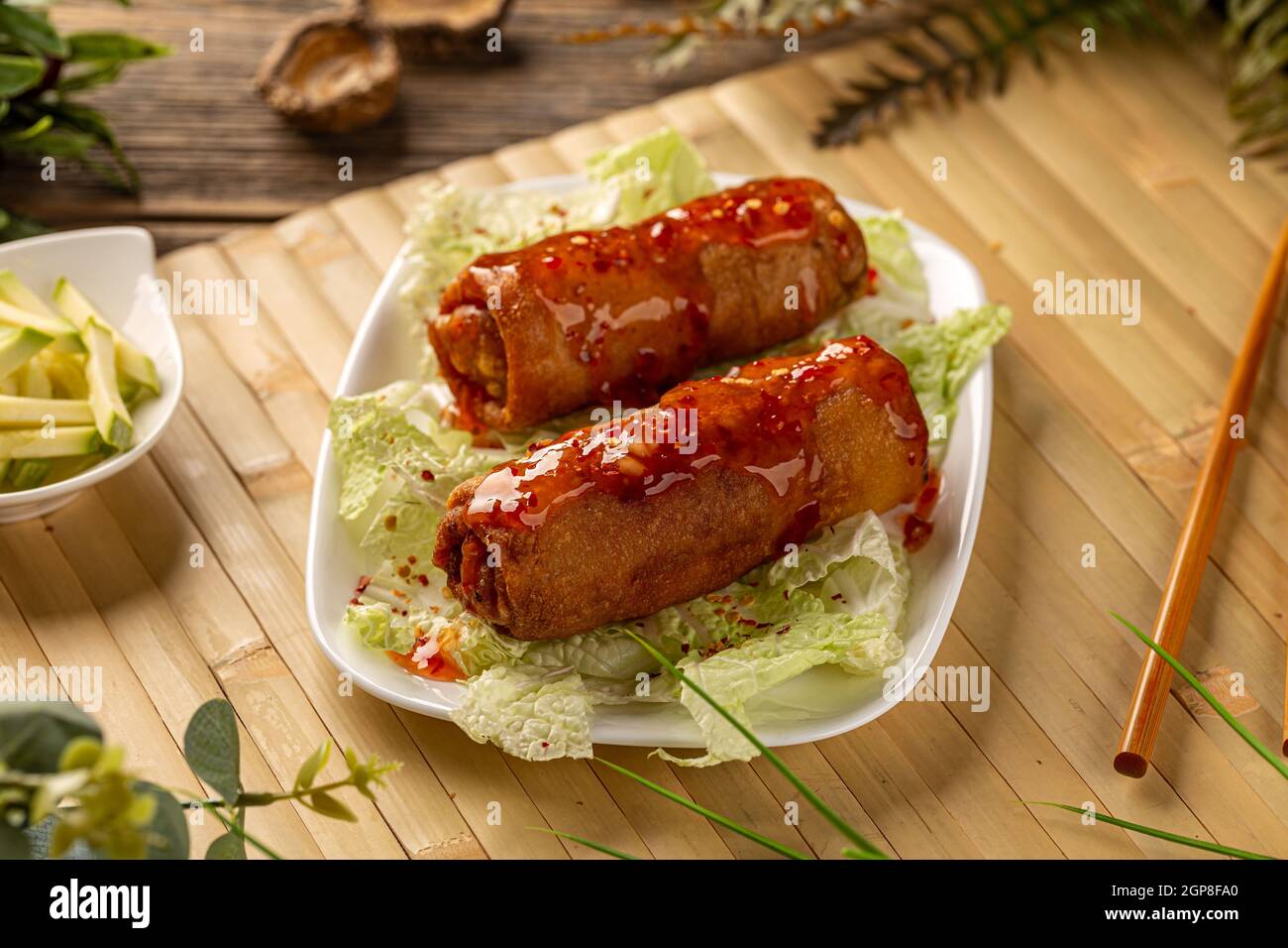 Panini cinesi freschi fritti con insalata verde Foto Stock