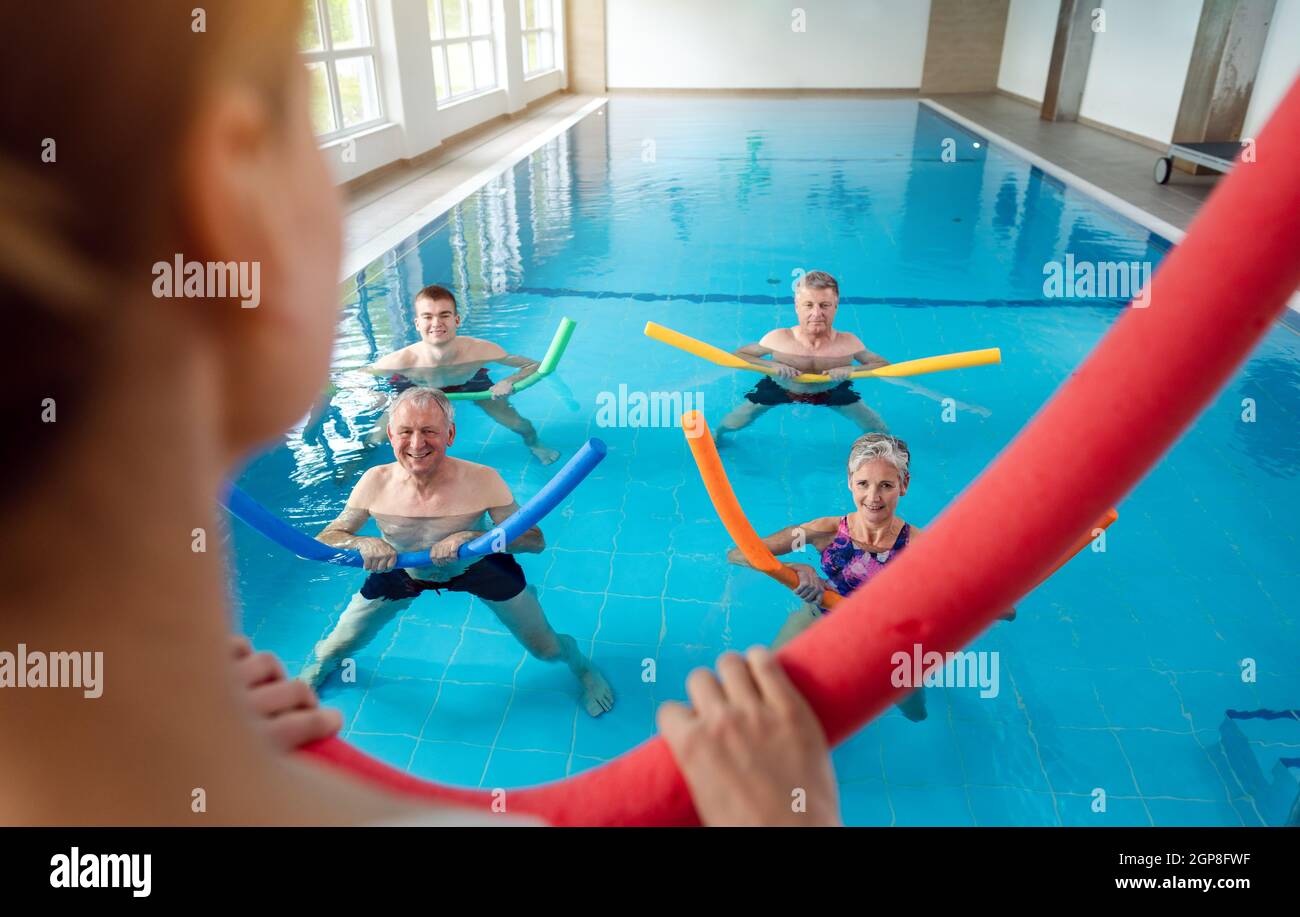 Persone in corsi di aqua fitness durante una sessione di fisioterapia in un centro di fisioterapia Foto Stock