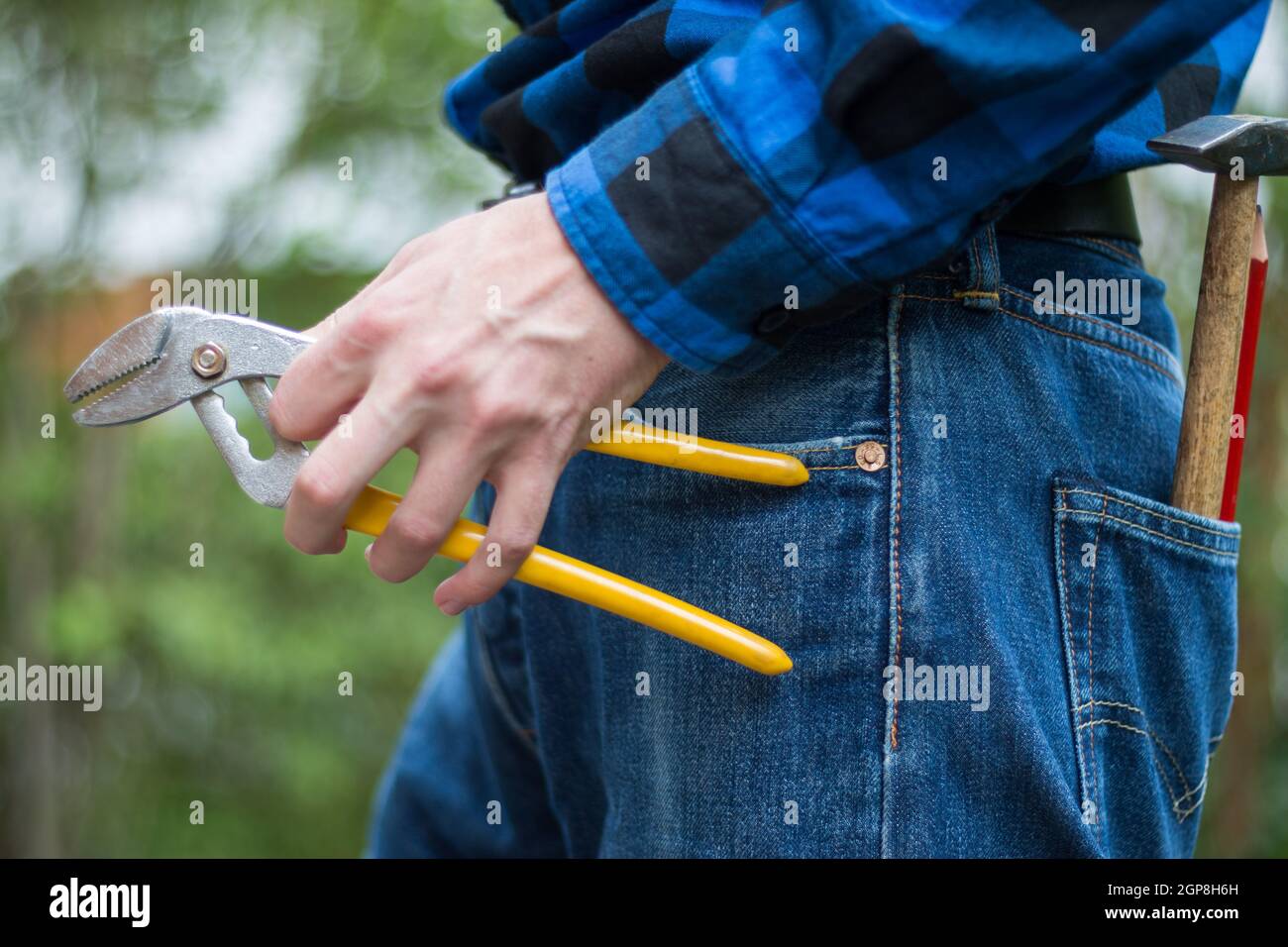 Primo piano di un artigiano con la pinza in mano Foto Stock
