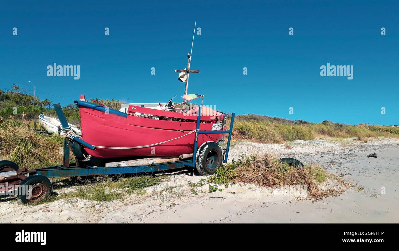 Barca da pesca in legno parcheggiata a sabbia, costa azul spiaggia, canelones, uruguay Foto Stock