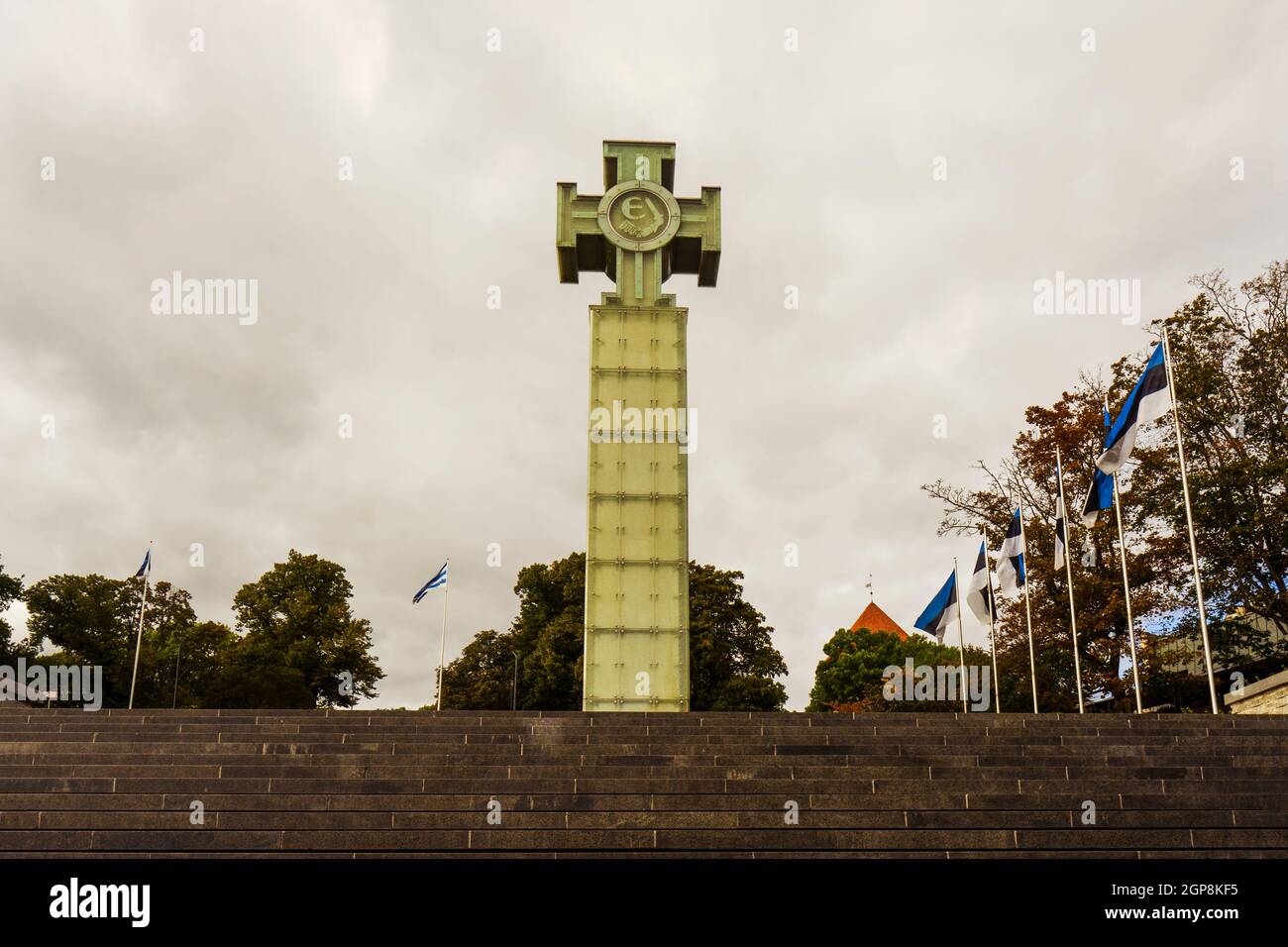 La Croce della libertà e il Monumento alla Guerra d'Indipendenza (Vabadussõja võidusammas) situato in Piazza della libertà (Vabaduse). Tallinn, Estonia Foto Stock