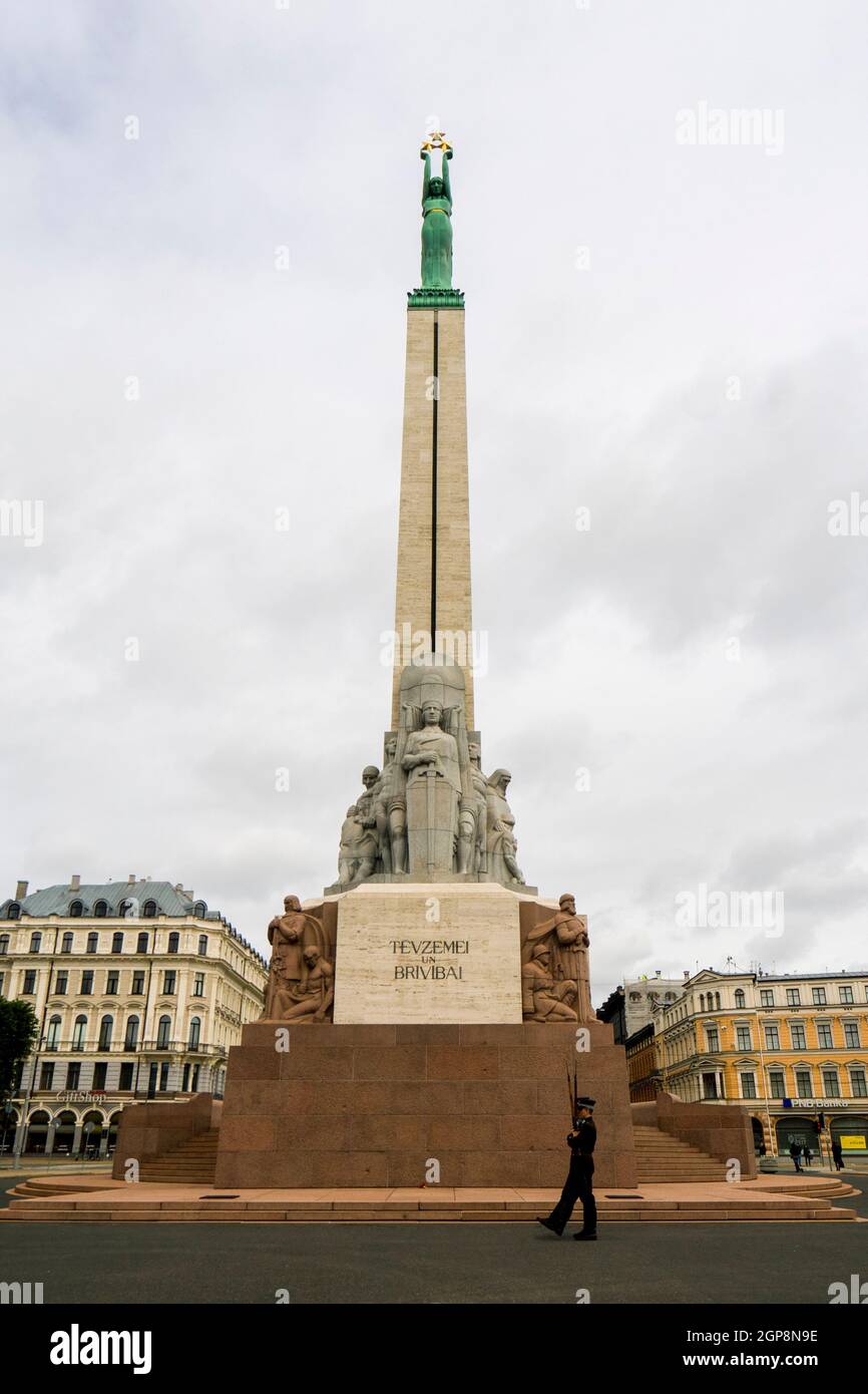 Guardie d'onore delle forze armate nazionali di fronte al Monumento della libertà - statua conosciuta come Milda Foto Stock