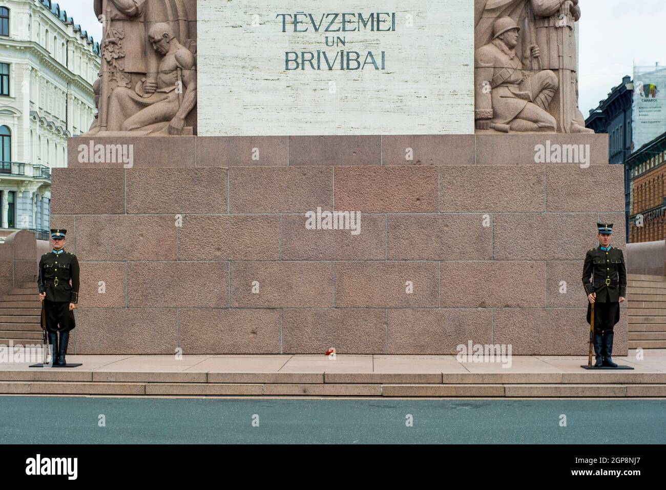 Guardie d'onore delle forze armate nazionali si trovano di fronte al Monumento alla libertà, una statua conosciuta come Milda Foto Stock