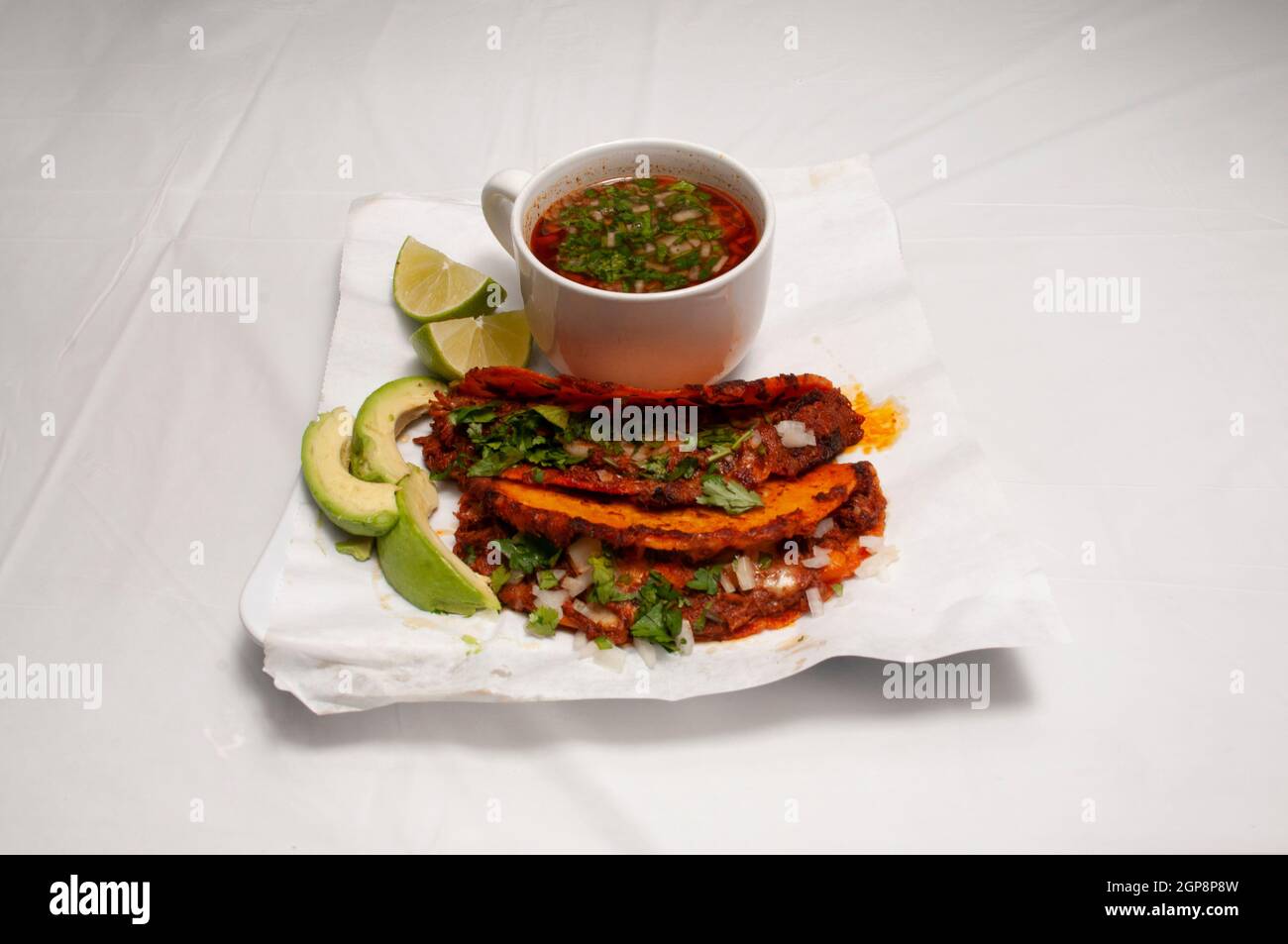 Gustosi e tradizionali tacos di biria messicani con some Foto Stock