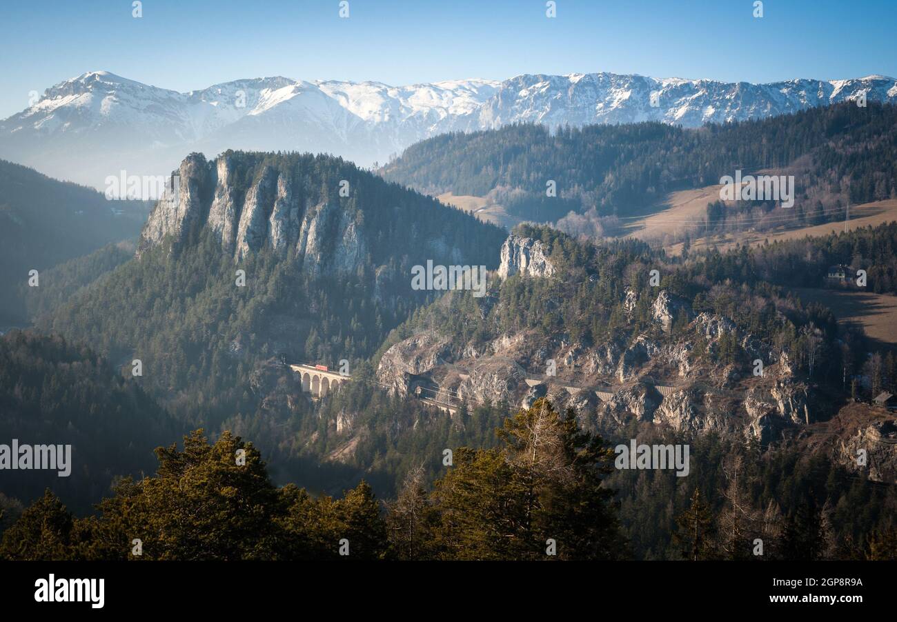 Vista storica della ferrovia semmering costruita da carl ghega con le montagne di rax Foto Stock