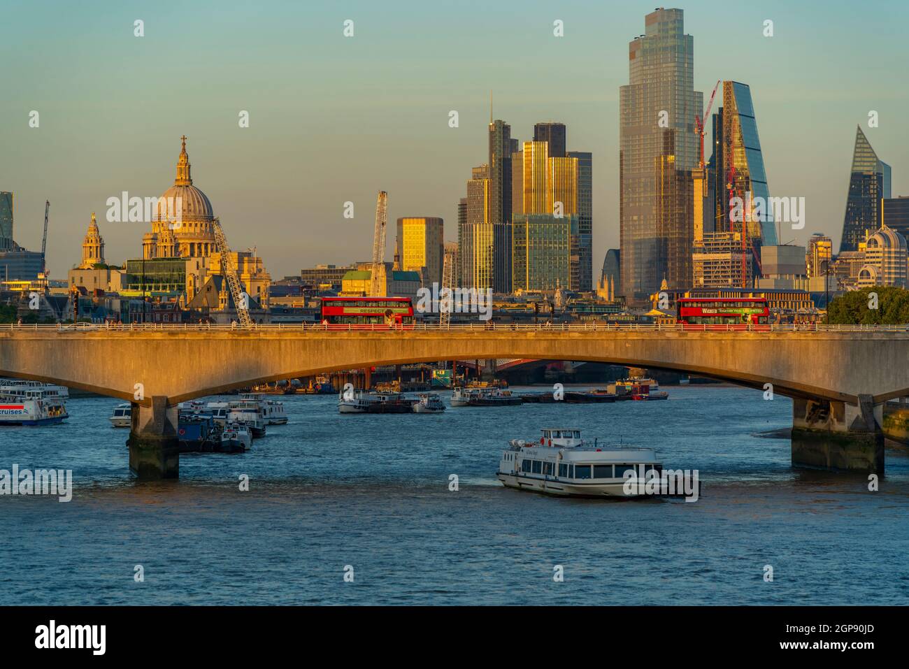Vista degli autobus rossi sul Ponte di Waterloo, la Cattedrale di St Paul e lo skyline della città al tramonto, Londra, Inghilterra, Regno Unito, Europa Foto Stock