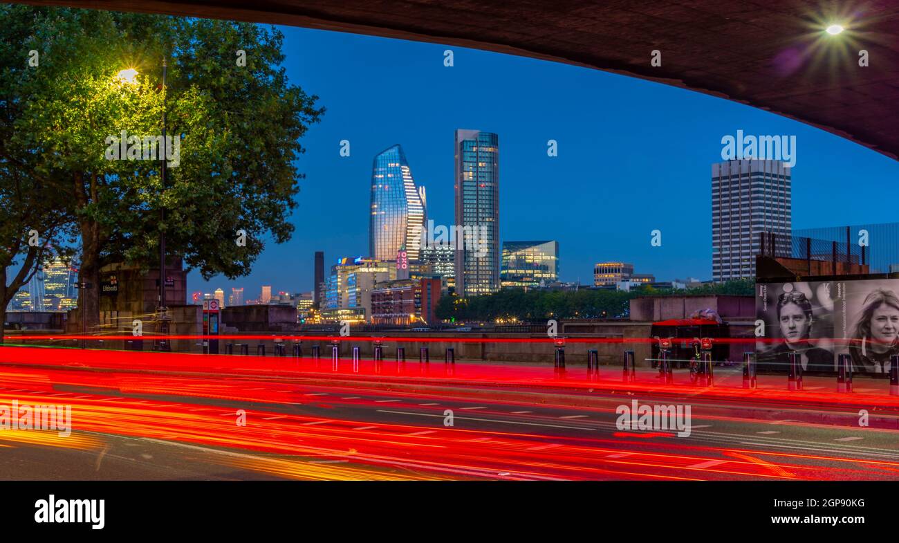 Vista dello skyline della South Bank da sotto Hungerford Bridge al tramonto, Londra, Inghilterra, Regno Unito, Europa Foto Stock