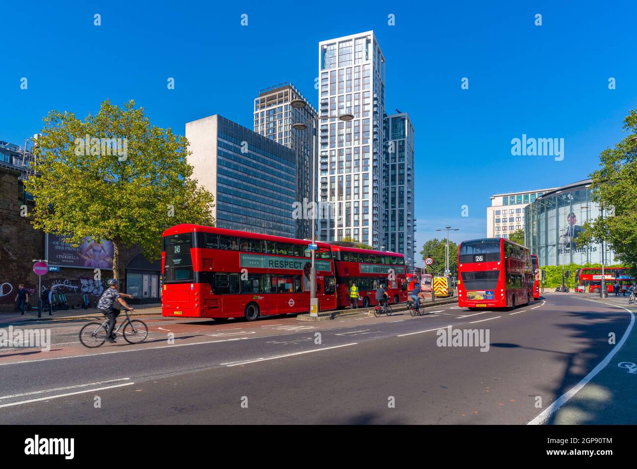 Vista di autobus rossi e appartamenti su Waterloo Road, Londra, Inghilterra, Regno Unito, Europa Foto Stock