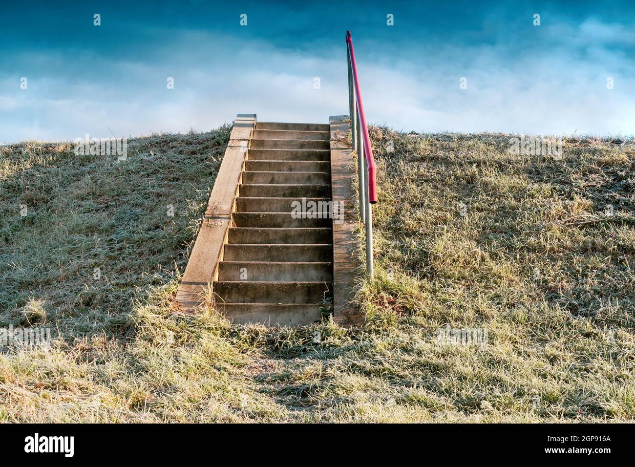 Scale e sky invece del senso del cammino verso il successo o il cammino  verso la felicità Foto stock - Alamy