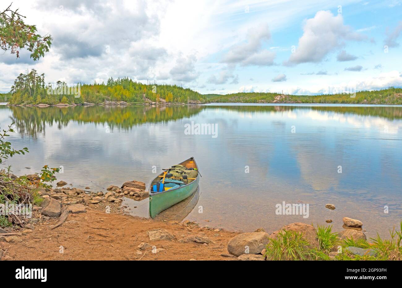 Canoa caricata e pronta per andare sul lago Seagull in Le acque di confine nel Minnesota Foto Stock