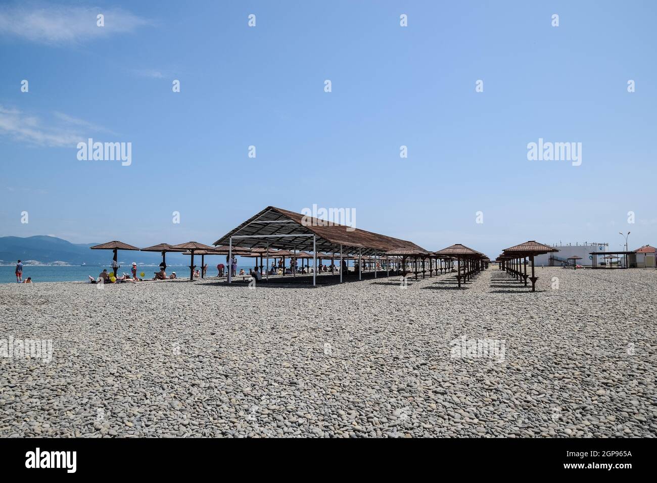 Novorossiysk, Russia - 20 Maggio 2018: Spiaggia pensiline per la protezione dal sole sulla riva del mare. Spiaggia ghiaiosa Aleksino in Novorossiysk. Foto Stock