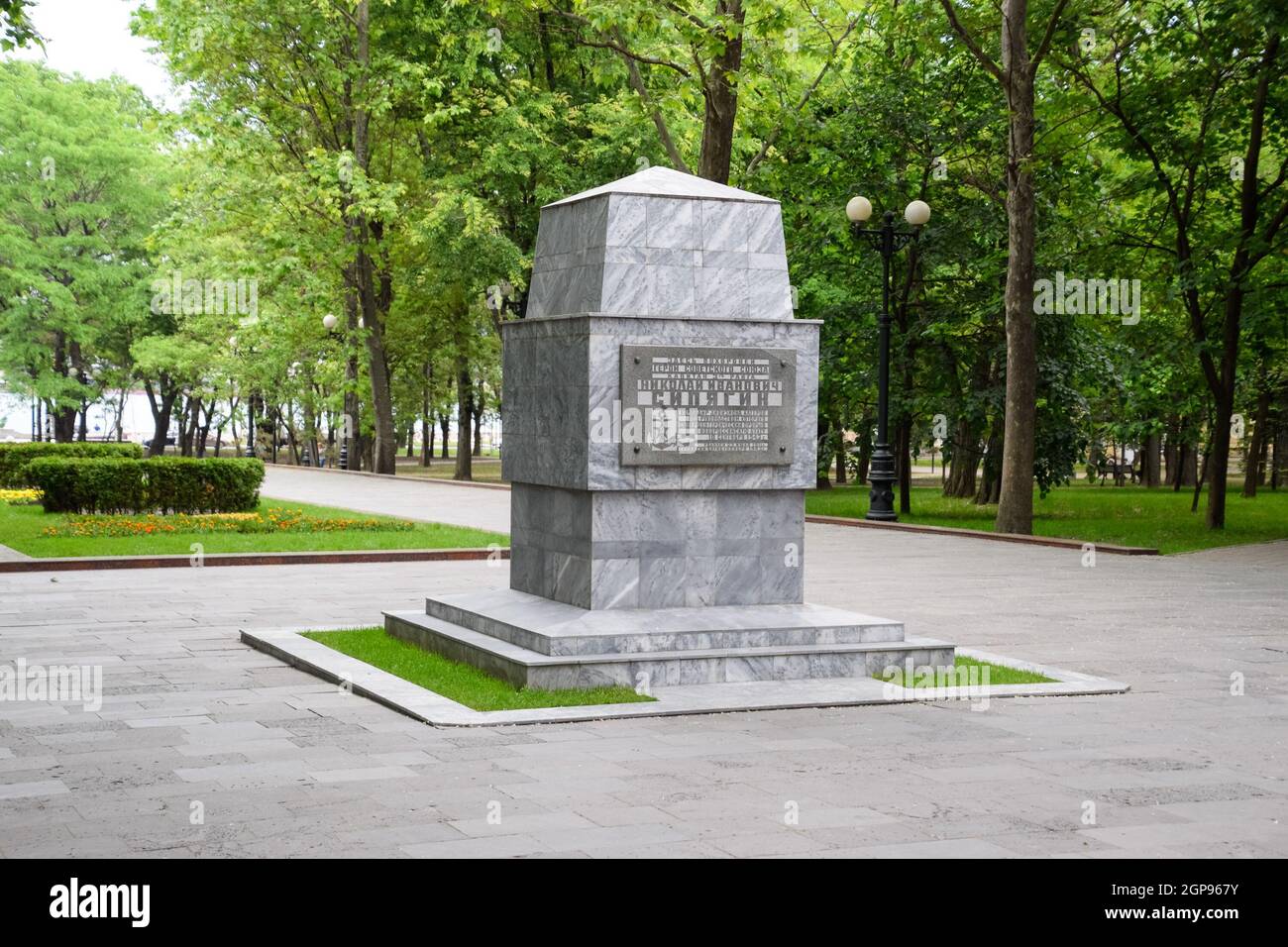 Novorossiysk, Russia - 20 Maggio 2018: un monumento sulla tomba di Nikolai Ivanovich Sipyagin, comandante della divisione in barca durante la Seconda Guerra Mondiale. Foto Stock