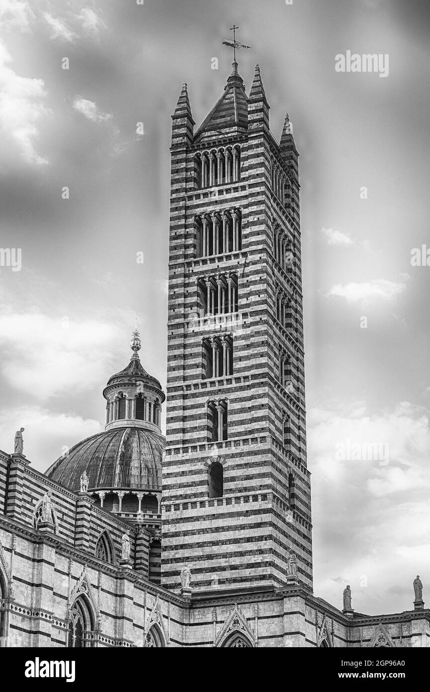 Campanile della Cattedrale gotica di Siena, Toscana, Italia. Completata nel 1348, la chiesa è dedicata all'Assunzione di Maria ed è una delle Foto Stock