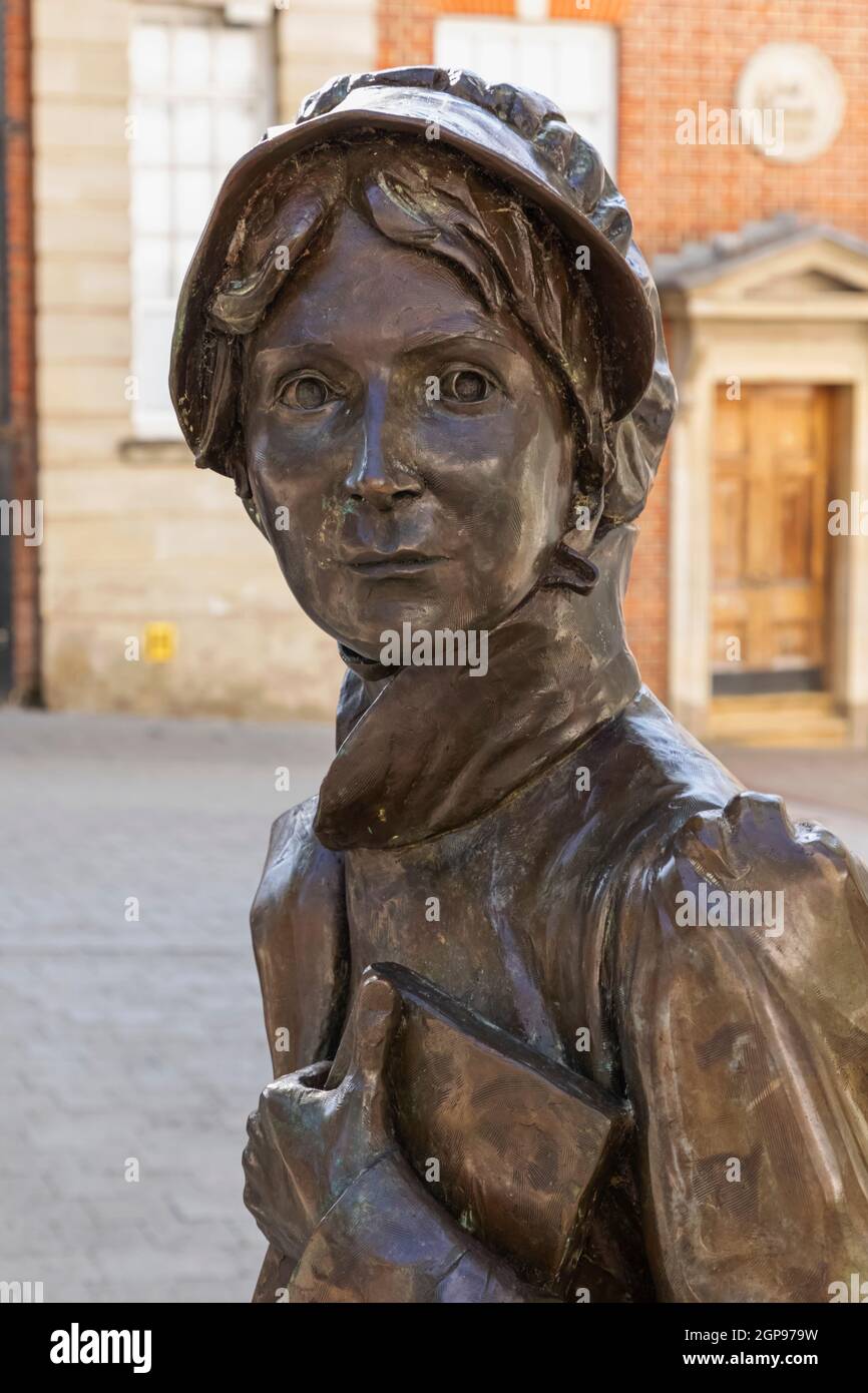 Inghilterra, Hampshire, Basingstoke, Statua del bronzo di Jane Austen di Adam Roud Foto Stock