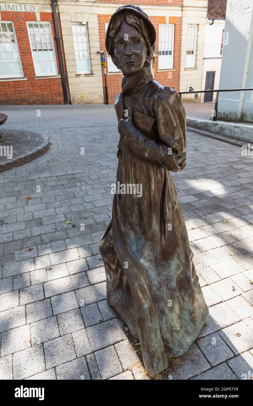 Inghilterra, Hampshire, Basingstoke, Statua del bronzo di Jane Austen di Adam Roud Foto Stock