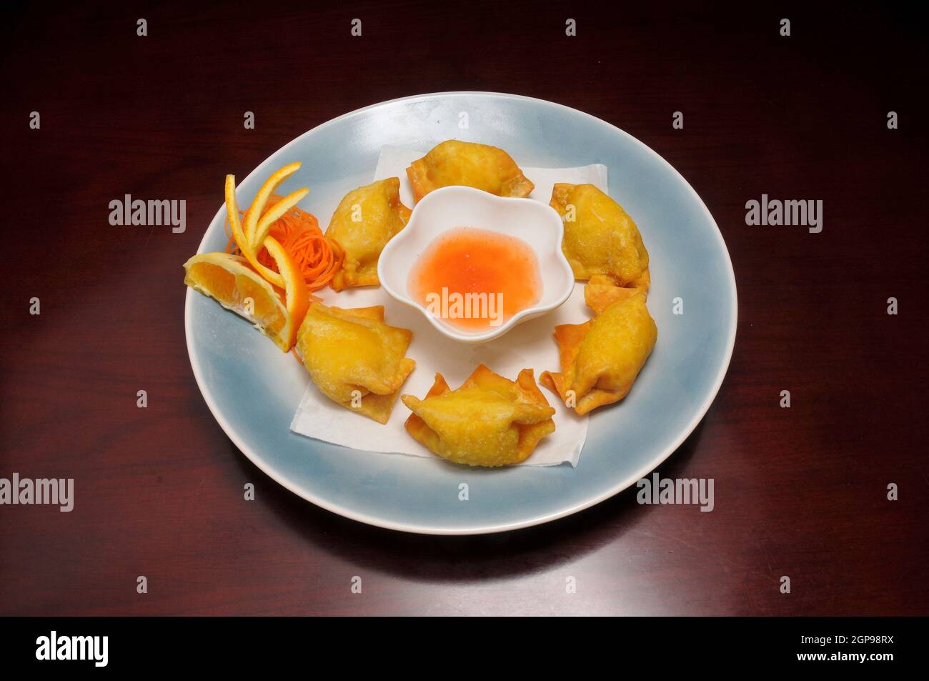 Autentico piatto di cucina tradizionale giapponese conosciuto come granchio rangoon Foto Stock