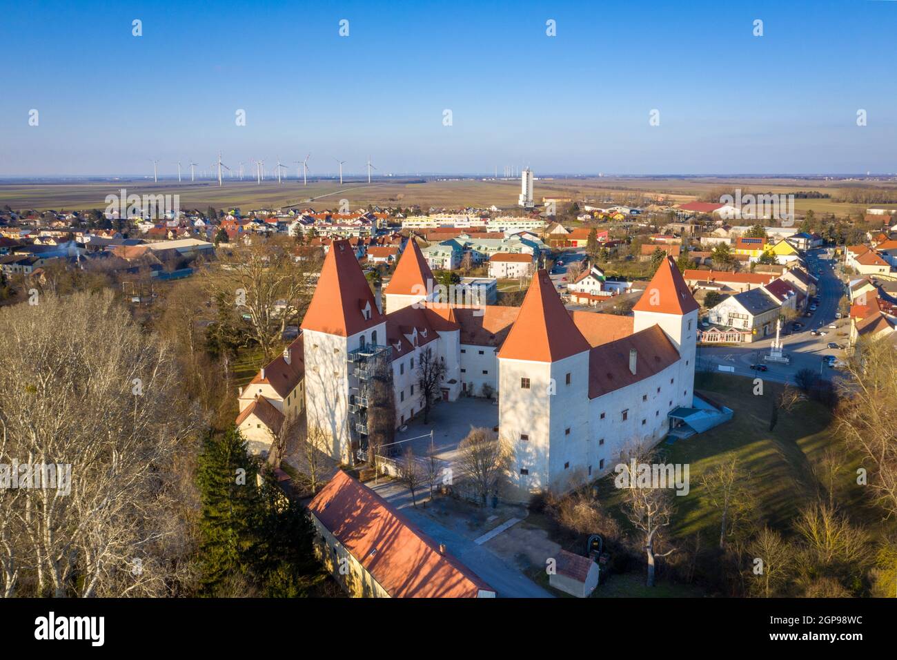 Castello nella città di Orth an der Donau nella bassa Austria. Vista aerea dell'edificio storico e del famoso luogo d'Europa. Foto Stock