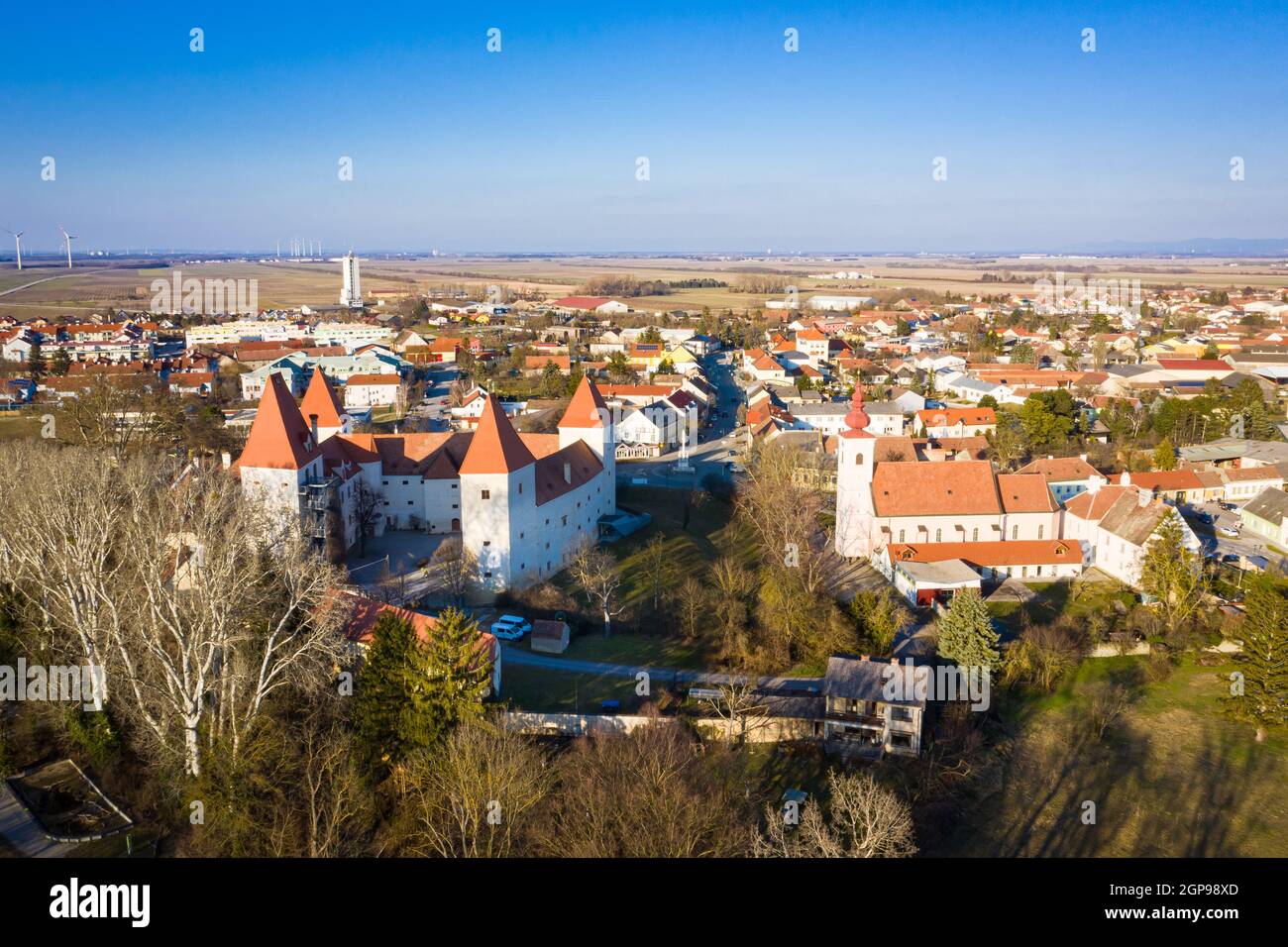 Orth an der Donau nella bassa Austria. Vista aerea dello storico castello e della chiesa. Luogo famoso in Europa. Foto Stock