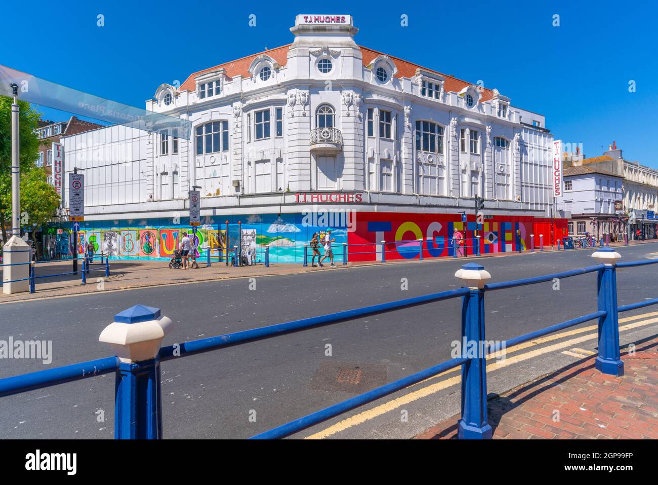 Vista dei negozi e dell'architettura nel centro di Eastbourne, Eastbourne, East Sussex, Inghilterra, Regno Unito, Europa Foto Stock