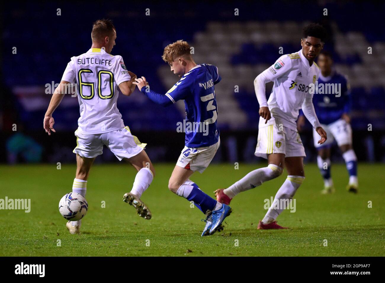 OLDHAM, REGNO UNITO. IL 28 SETTEMBRE Harry Vaughan di Oldham Athletic si è invischiato con Harvey Sutcliffe di Leeds United durante la partita del Trofeo EFL tra Oldham Athletic e Leeds United al Boundary Park di Oldham martedì 28 settembre 2021. (Credit: Eddie Garvey | MI News) Credit: MI News & Sport /Alamy Live News Foto Stock