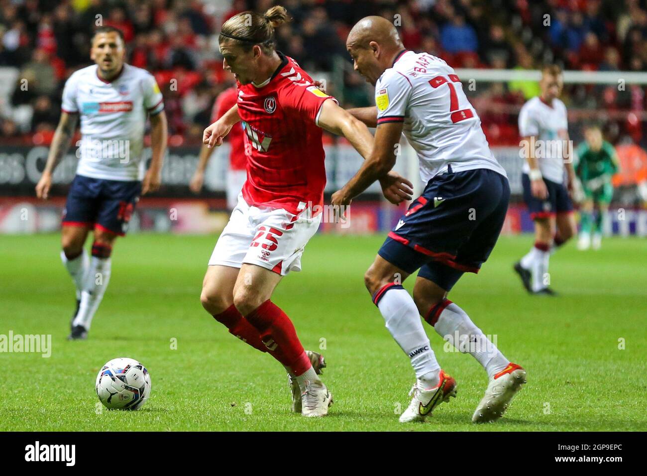 LONDRA, REGNO UNITO. IL 28 SETTEMBRE Josh Davison di Charlton Athletic è sotto pressione da Alex Baptiste di Bolton Wanderers durante la partita Sky Bet League 1 tra Charlton Athletic e Bolton Wanderers alla Valle di Londra martedì 28 settembre 2021. (Credit: Tom West | MI News) Credit: MI News & Sport /Alamy Live News Foto Stock