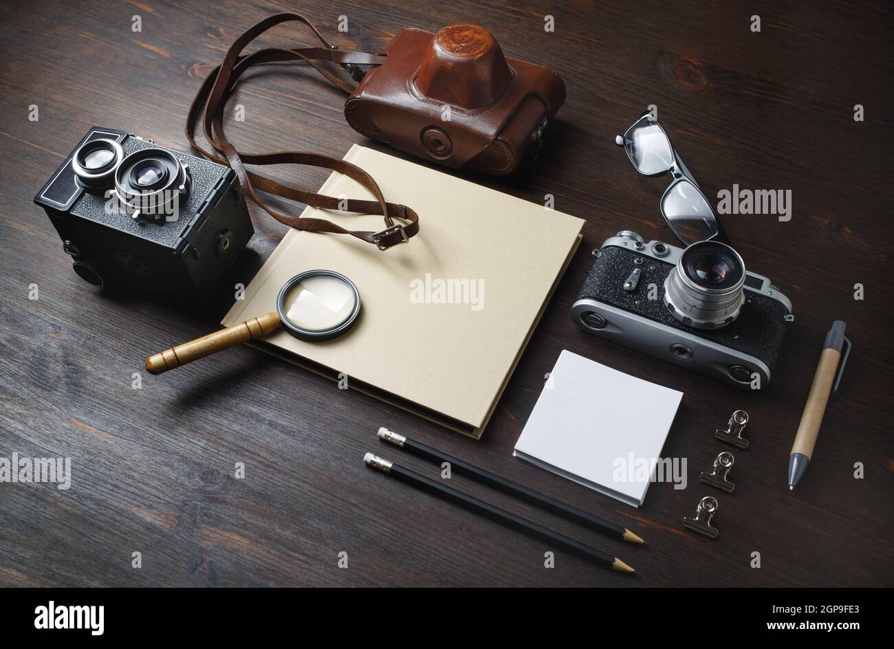 Pianificazione viaggio vacanza con fotocamera retrò su legno tavolo sfondo. Foto Stock