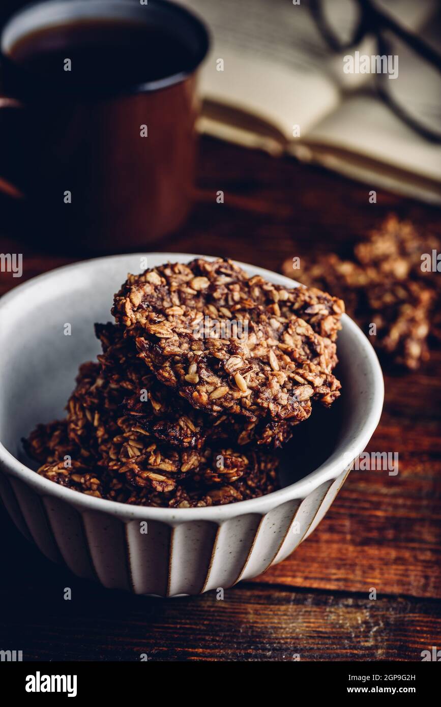 Biscotti alla banana d'avena con crema di cioccolato e tazza di caffè Foto Stock
