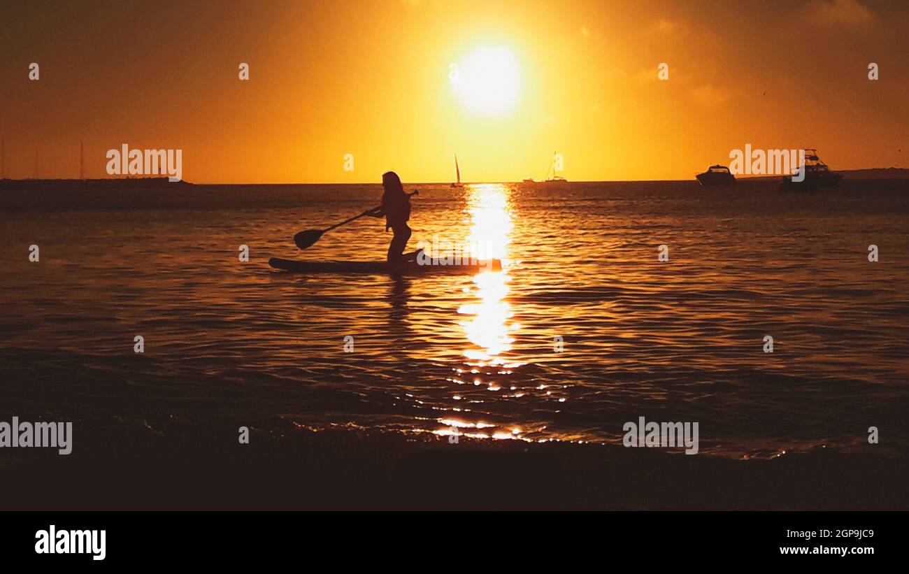 Spiaggia tramonto scena silhouette a mansa spiaggia, punta del este, uruguay Foto Stock