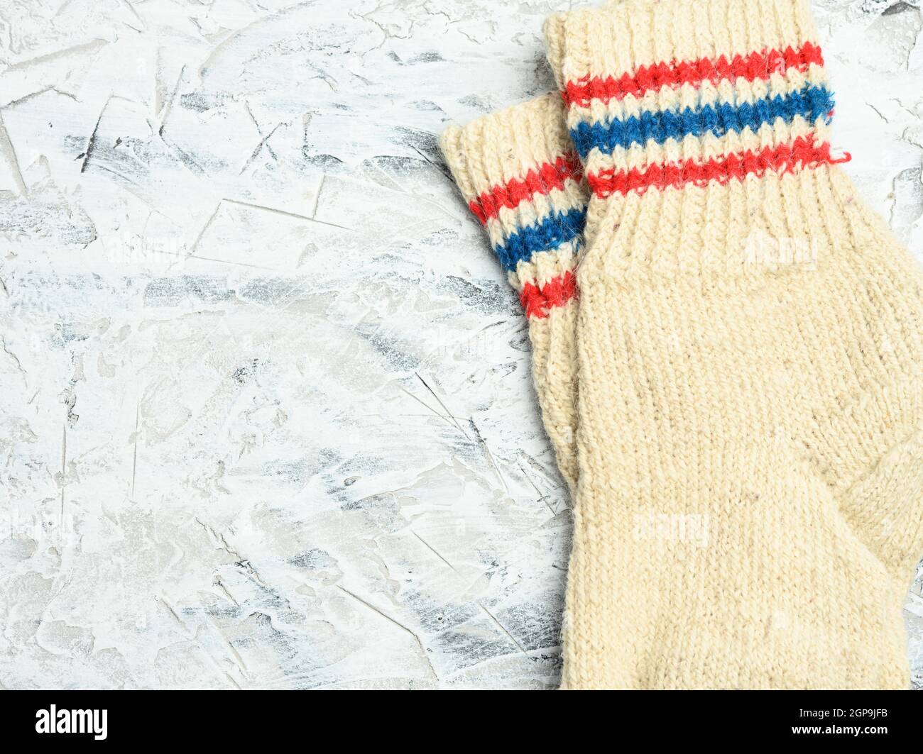 coppia di calze calde e confortevoli in maglia su sfondo bianco, spazio copia Foto Stock