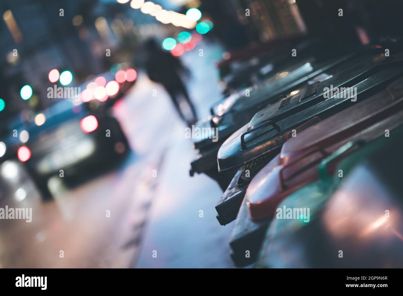 Strada urbana la vita con contenitore di rifiuti e le luci di strada Foto Stock