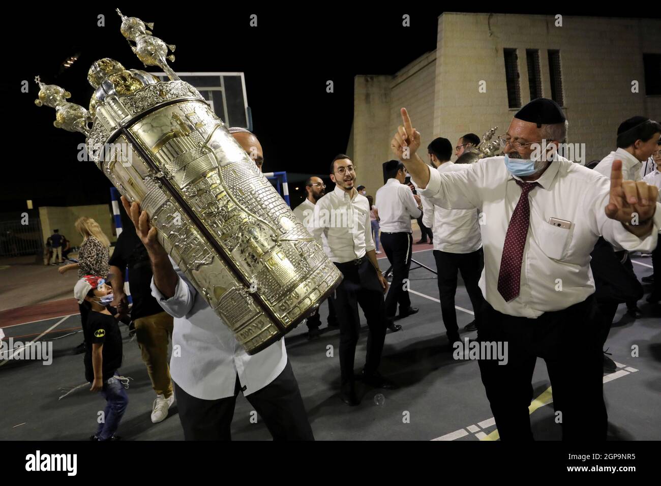 Modiin. 28 settembre 2021. Gli ebrei ballano con Torah Scrolls per celebrare Simchat Torah a Modiin, il 28 settembre 2021. Credit: Gil Cohen Magen/Xinhua/Alamy Live News Foto Stock