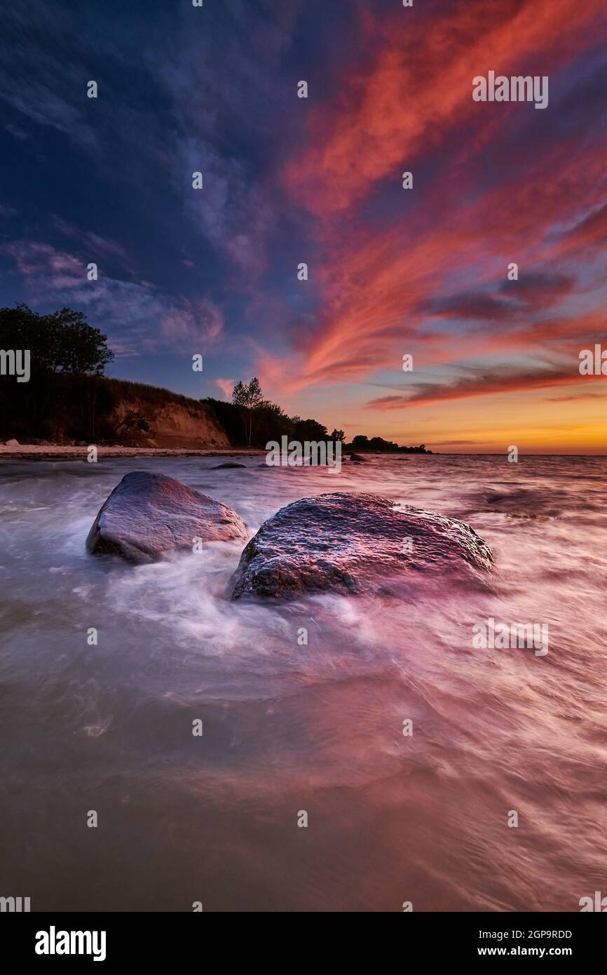 il mar baltico roccioso in serata Foto Stock