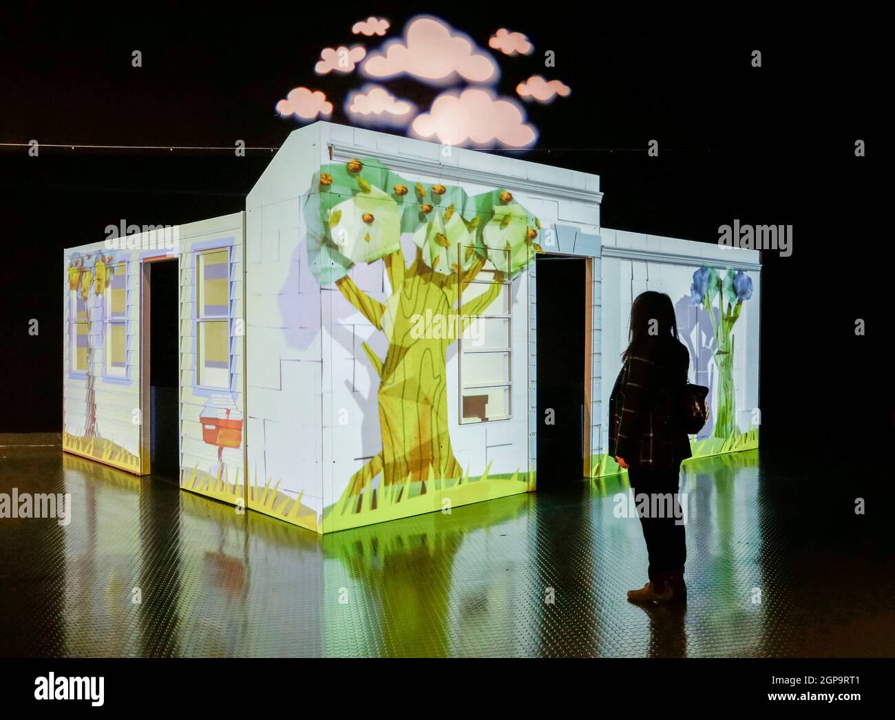 Vancouver, Canada. 28 settembre 2021. Un visitatore guarda una mostra interattiva durante un'anteprima mediatica della mostra Backyard Adventures al Science World di Vancouver, British Columbia, Canada, il 28 settembre 2021. La mostra presenta diverse esposizioni a tema cortile in cui i visitatori possono conoscere la biodiversità e le materie scientifiche che sono relatabili al loro ambiente di vita. Credit: Liang Sen/Xinhua/Alamy Live News Foto Stock