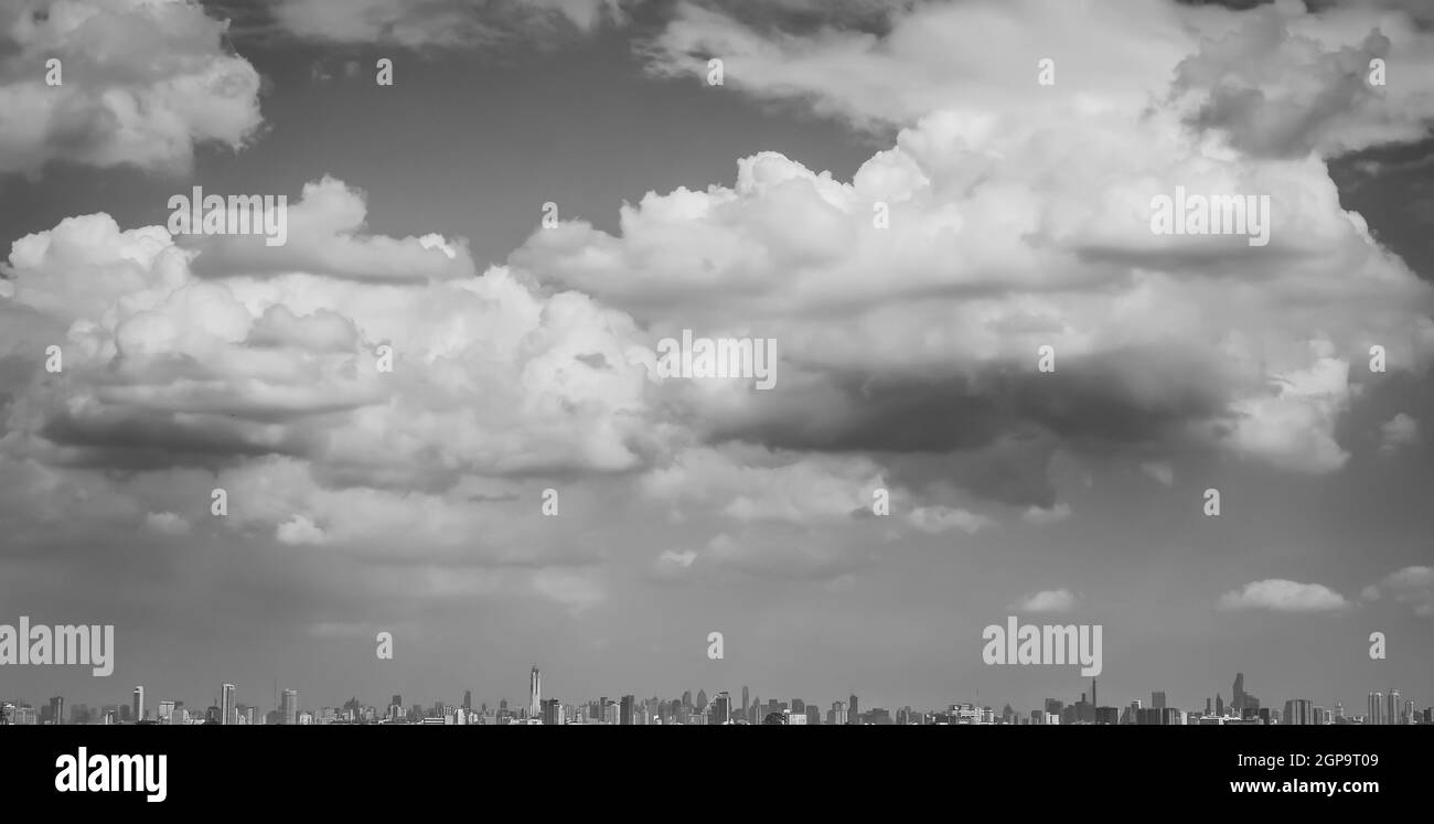 Lo skyline della citta'. Silhouette di edifici cityscape . Grandi strade della città. Blu cielo con sole e nuvole. Il bellissimo skyline di Chongqing Bangkok in Thailandia . u Foto Stock