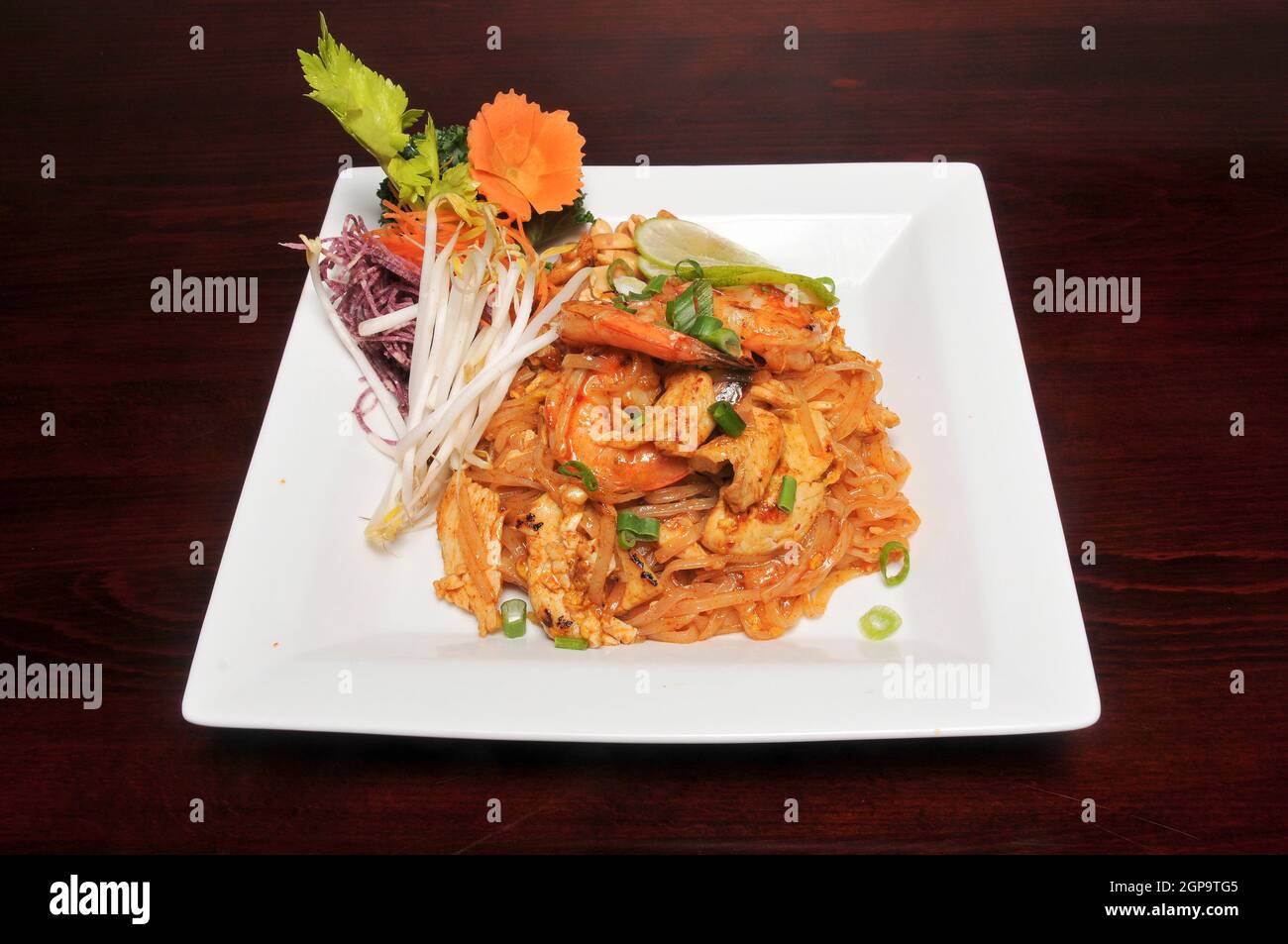 Deliziosa cucina asiatica conosciuta come Pad Thai Foto Stock