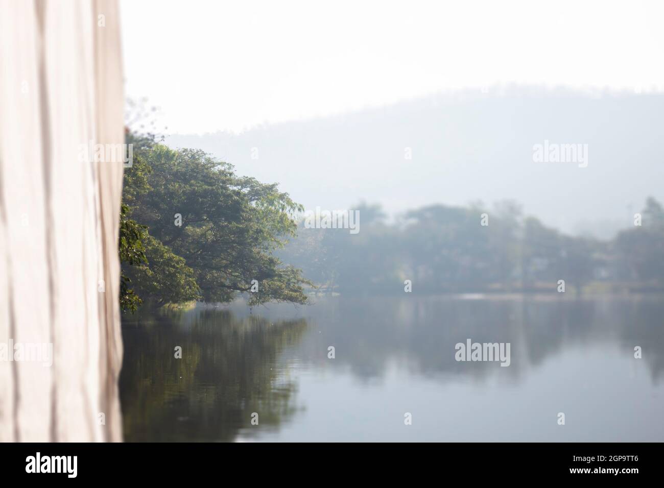 Lago ghiacciato all'alba, foto d'inventario Foto Stock