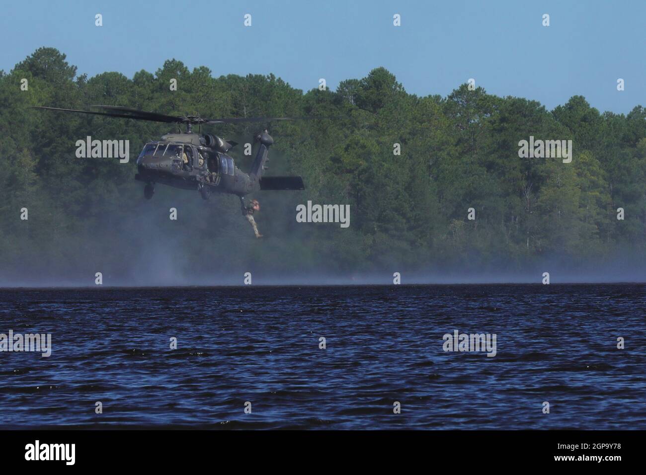 Paratroopers assigned to the 37th Engineer Battalion conduct a helocast into Mott Lake at Fort Bragg, NC on Sept. 2, 2021. The helocast was part of a battalion competition that also consists of a water crossing and simulated breach of a mined-wire obstacle. Foto Stock
