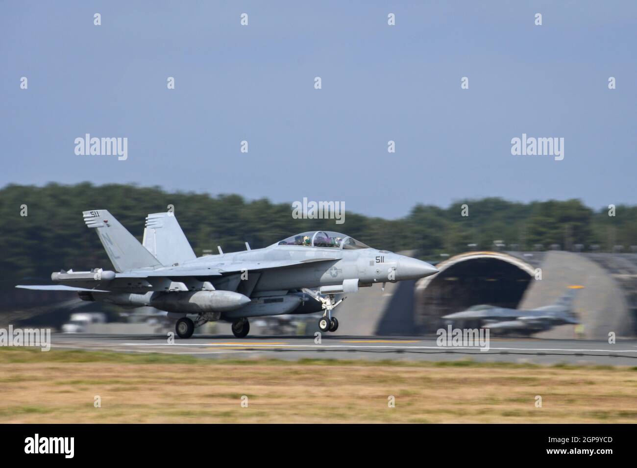 MISAWA, Giappone (settembre 28, 2021) – un EA-18G Growler, assegnato alle "Gialle" di Electronic Attack Squadron (VAQ) 138, lancia dalla Misawa Air base. VAQ-138 è uno squadrone di spedizione schierato alla sede aerea navale di Misawa che sostiene la sicurezza e la stabilità nell'area di funzionamento della 7a flotta degli Stati Uniti. (STATI UNITI Foto Navy di Mass Communication Specialist 3rd Class Benjamin Ringers) Foto Stock