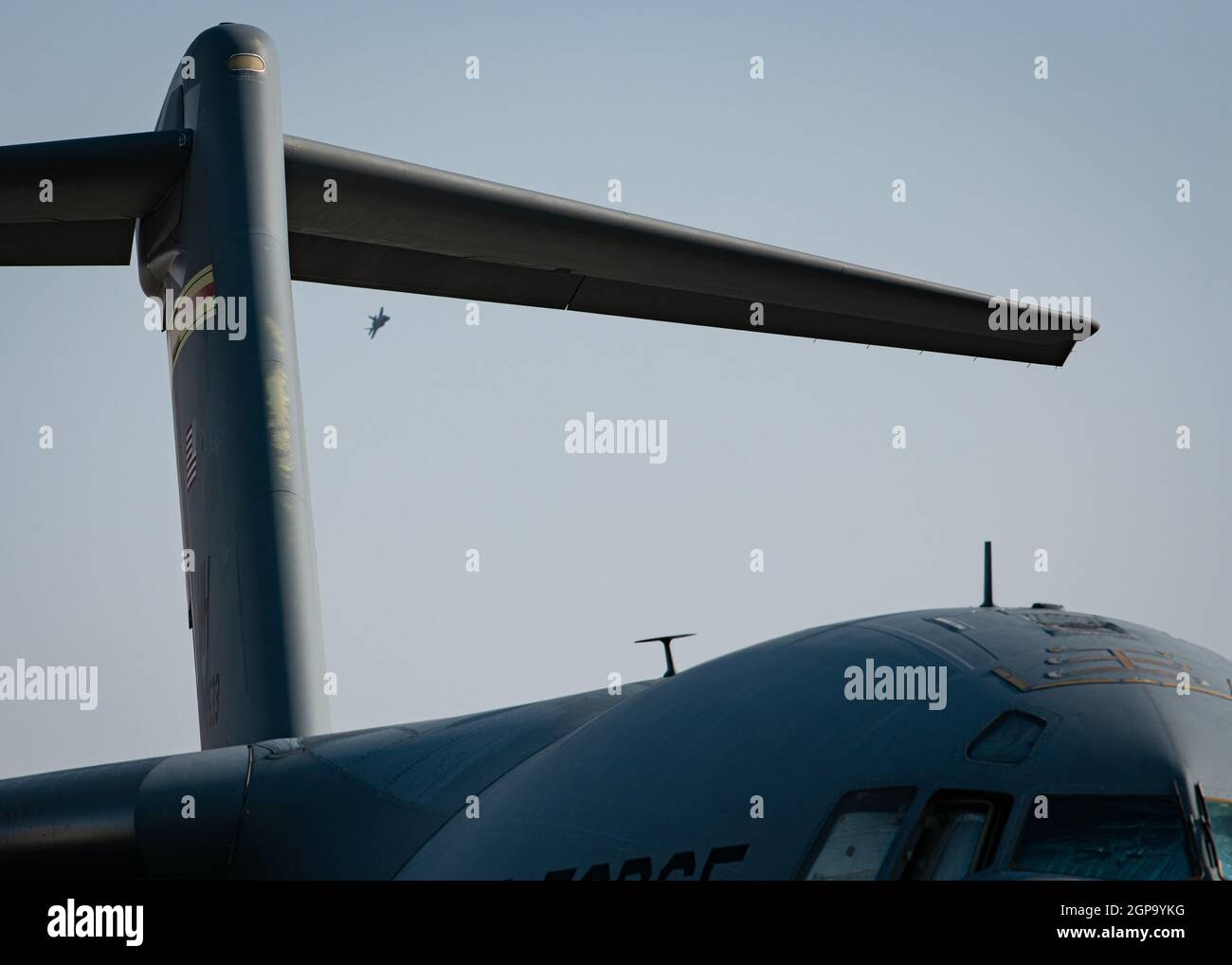 Un pilota e comandante della U.S. Air Force C-17 Globemaster ll siede sul flightline come U.S. Air Force Major Kristin 'BEO' Wolfe, F-35A Lightning ll Demonstration Team vola sopra l'aeroporto di Reno-stead, Reno, Never., 16 settembre 2021, Prima delle gare di Reno Air 2021. La missione della Reno Air Racing Association è quella di produrre un evento di prima classe che celebra e perpetua il motorsport più veloce del mondo. (STATI UNITI Air Force foto di staff Sgt. Codie Trimble) Foto Stock