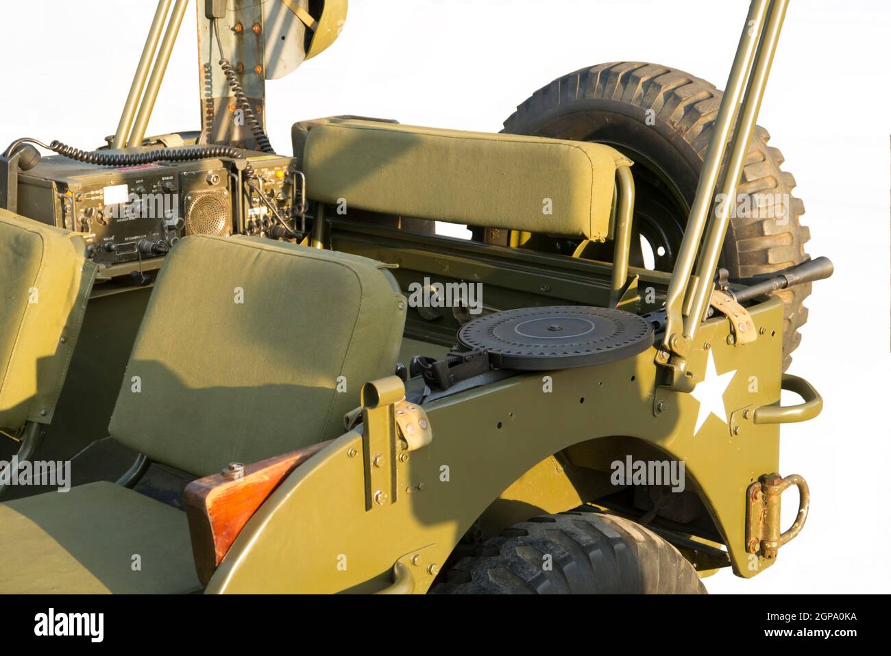La leggendaria 'jeep' militare americana (modello degli anni '40) fu auto di base per il personale dell'ufficiale sovietico durante la seconda guerra mondiale. È isolato sul bianco Foto Stock
