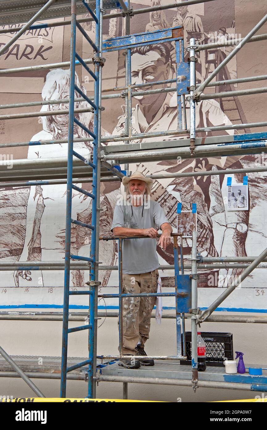 Artista murale Art Mortimer che lavora al restauro del suo murale al Briga di Brandelli su Abbot Kinney Blvd. A Venice Beach, CA Foto Stock