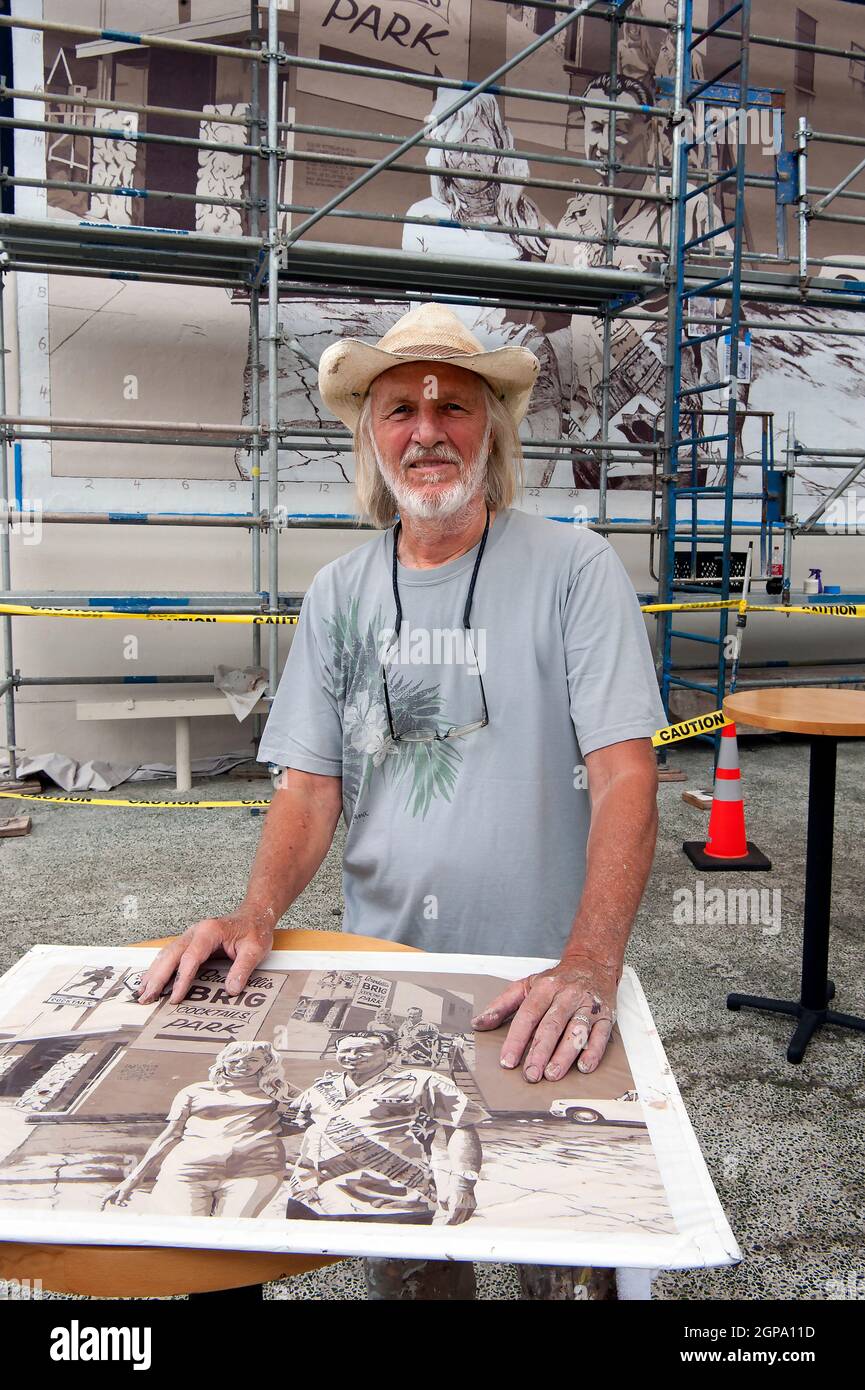 Artista murale Art Mortimer che lavora al restauro del suo murale al Briga di Brandelli su Abbot Kinney Blvd. A Venice Beach, CA Foto Stock