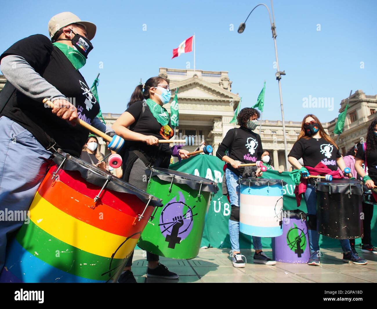 Lima, Perù. 28 settembre 2021. Decine di donne che giocano a batteria, indossando una sciarpa verde, svolgono una dimostrazione di fronte al Palazzo giudiziario peruviano chiedendo la legalizzazione dell'aborto. L'aborto in Perù, un paese conservatore, è illegale e punibile credito: Fotoholica Press Agency/Alamy Live News Foto Stock