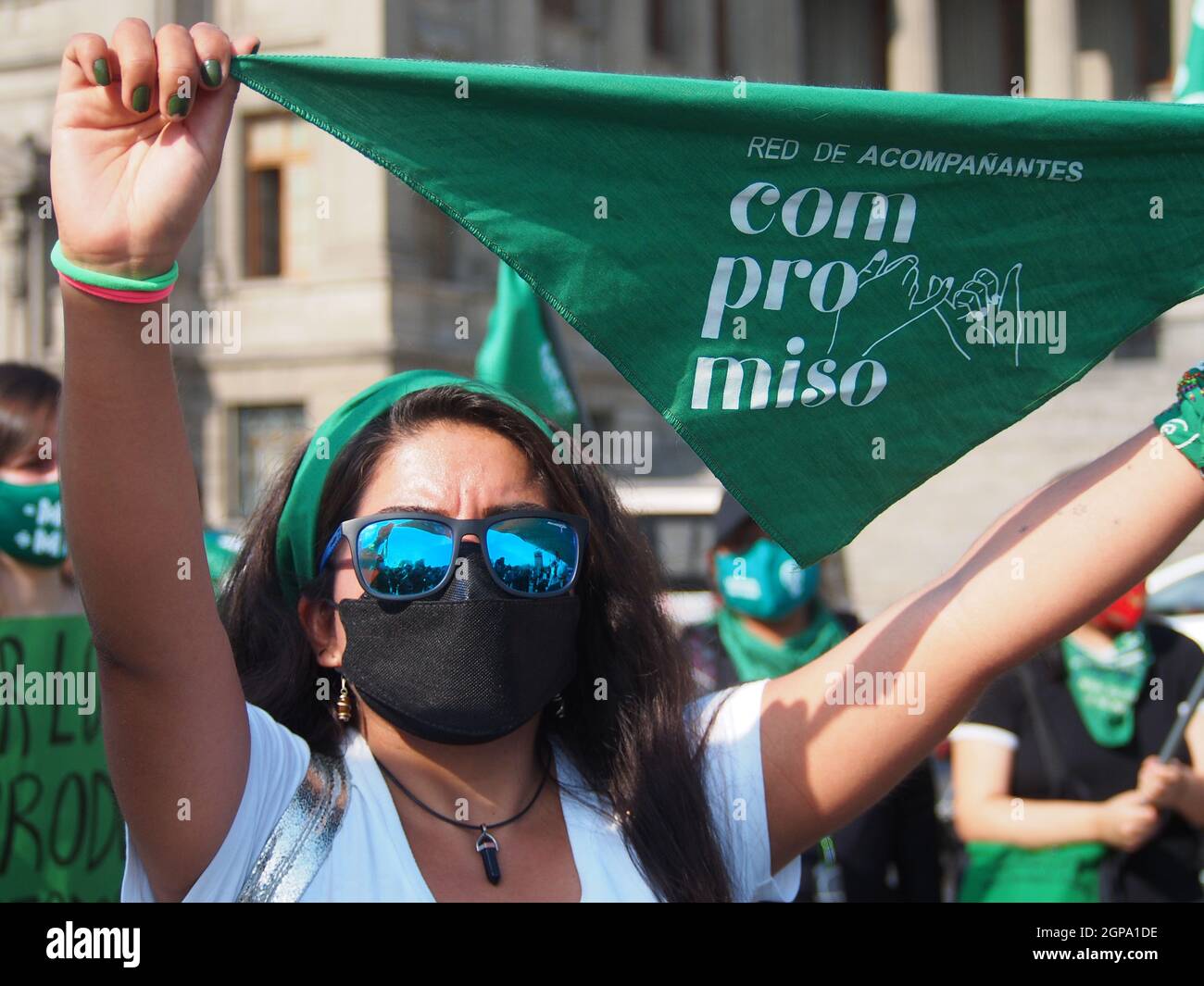 Lima, Perù. 28 settembre 2021. Decine di donne, indossando una sciarpa verde, svolgono una dimostrazione di fronte al Palazzo giudiziario peruviano chiedendo la legalizzazione dell'aborto. L'aborto in Perù, un paese conservatore, è illegale e punibile credito: Fotoholica Press Agency/Alamy Live News Foto Stock