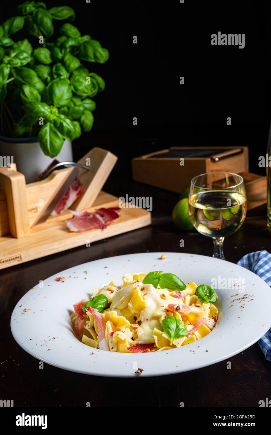 Tagliatelle con salsa al gorgonzola masarpone e prosciutto. Foto Stock