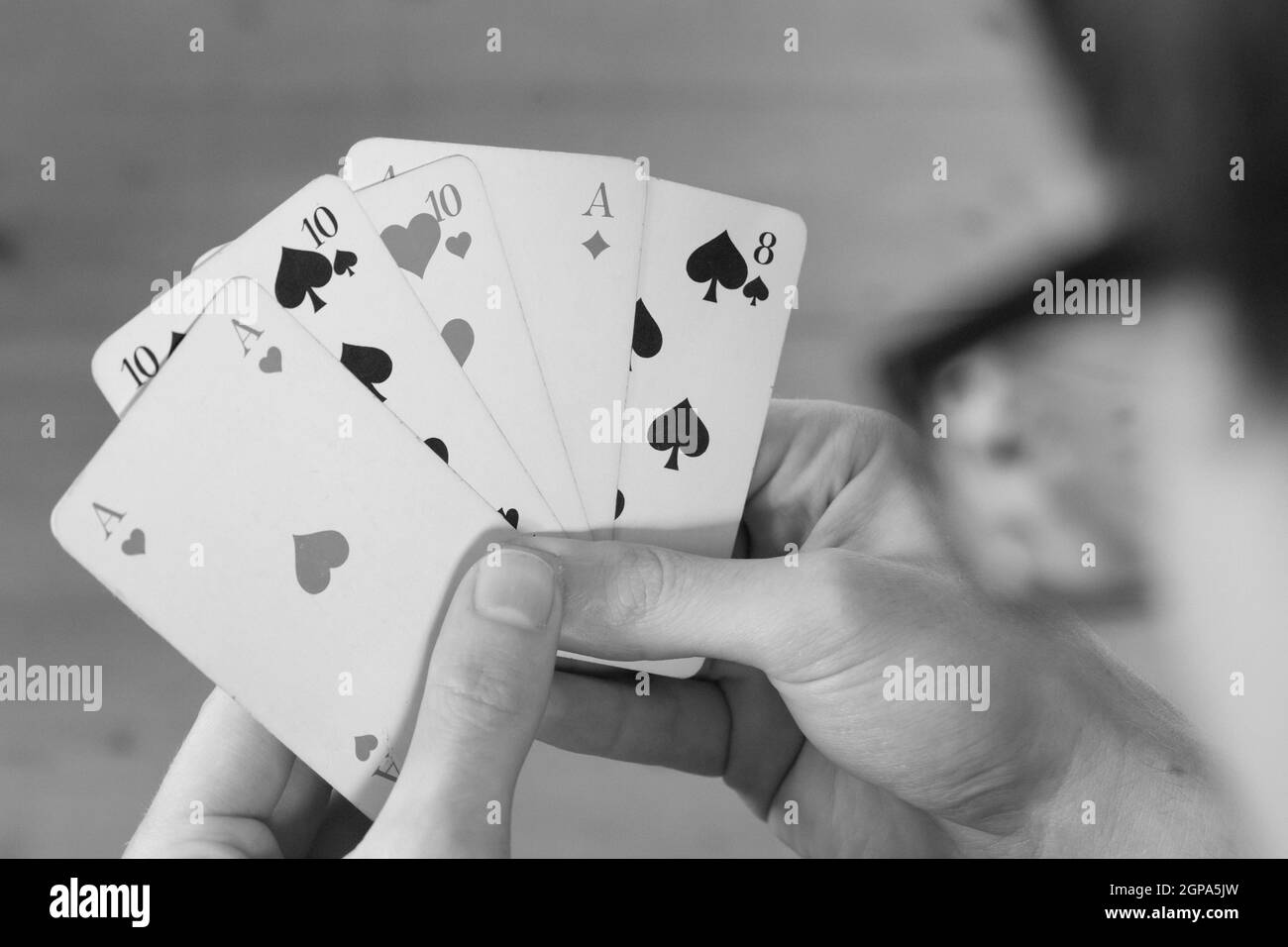 L uomo è il gioco di carte, spaccato di sue mani Foto Stock