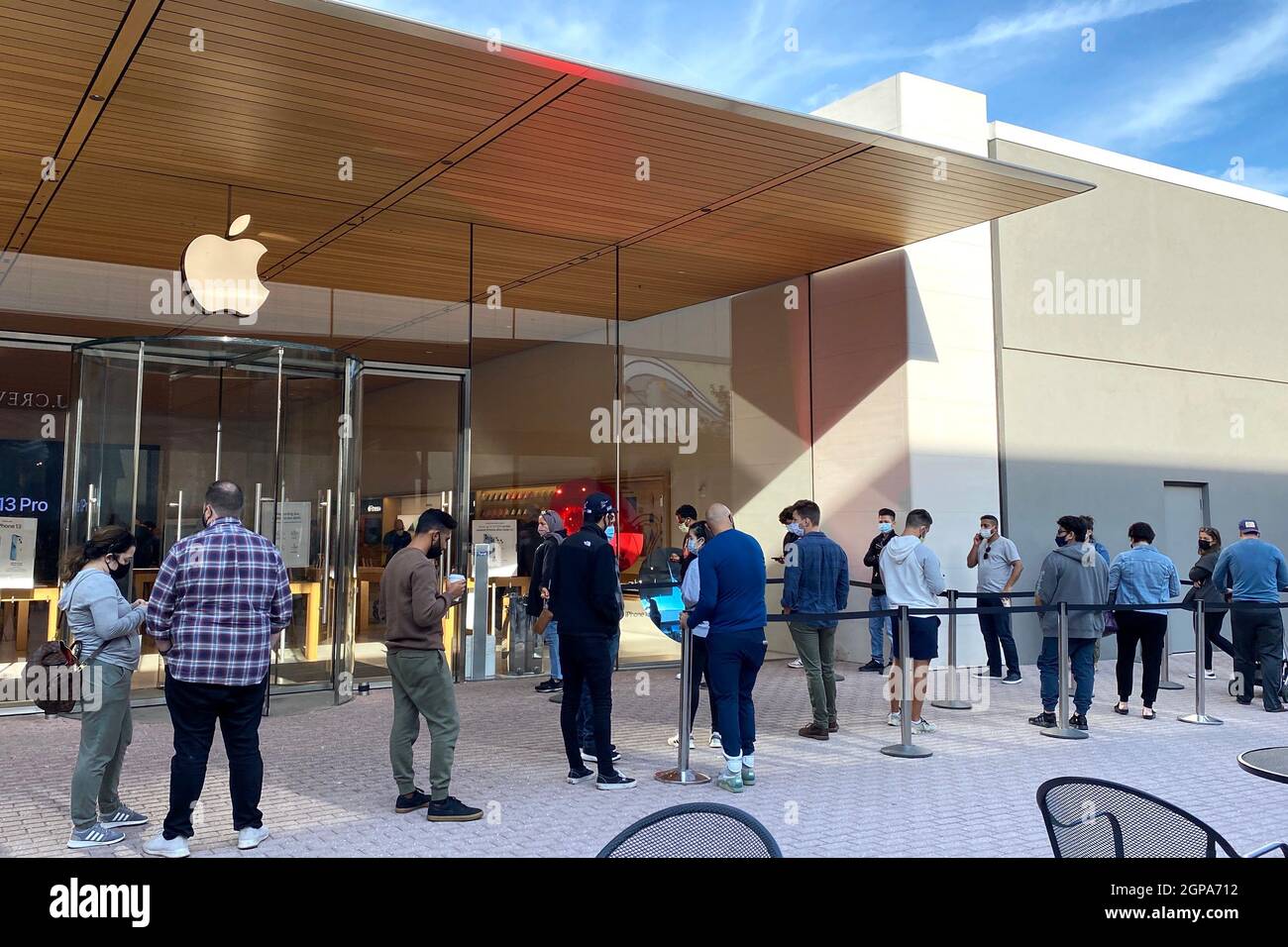 Gli acquirenti si sono schierati all'esterno dell'Apple Store presso l'Old Orchard Shopping Center, non molto tempo dopo il rilascio dell'iPhone 13. Foto Stock