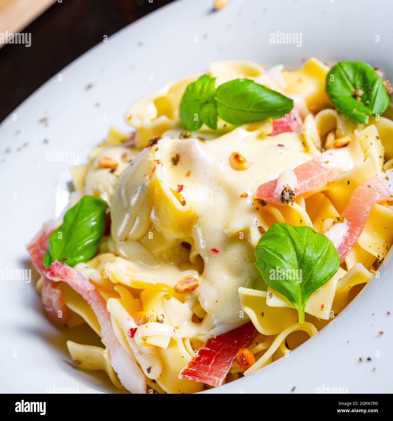 Tagliatelle con salsa al gorgonzola masarpone e prosciutto. Foto Stock