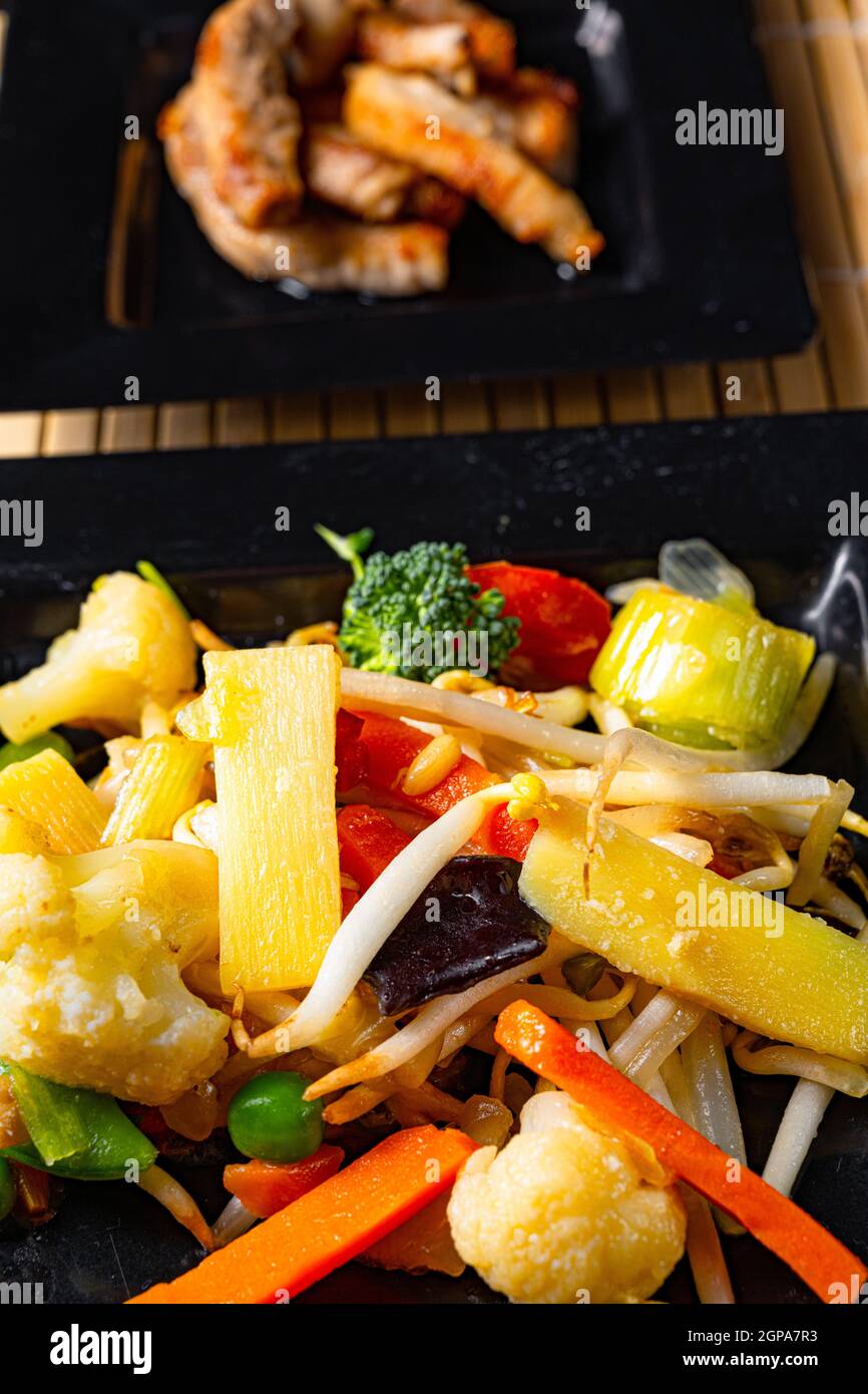 Verdure fritte dal wok con carne fritta Foto Stock